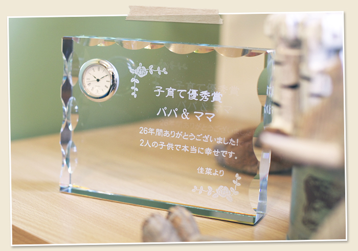 企業の創立記念品や創業記念に名入れ彫刻のクリスタル時計