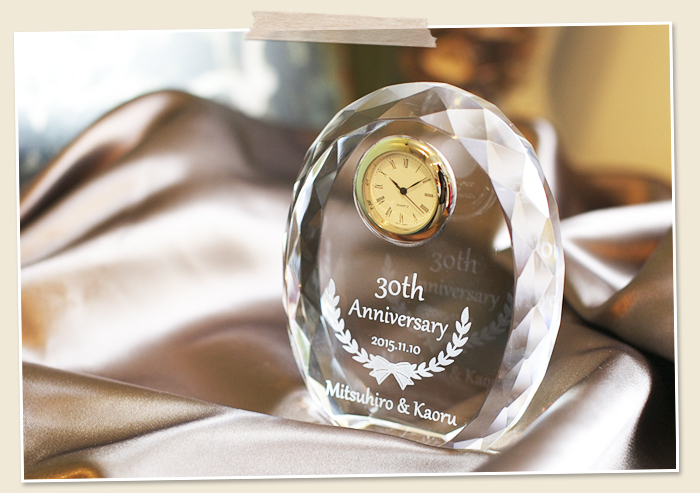 名入れ彫刻のクリスタル時計は企業の周年祝いの贈り物に人気