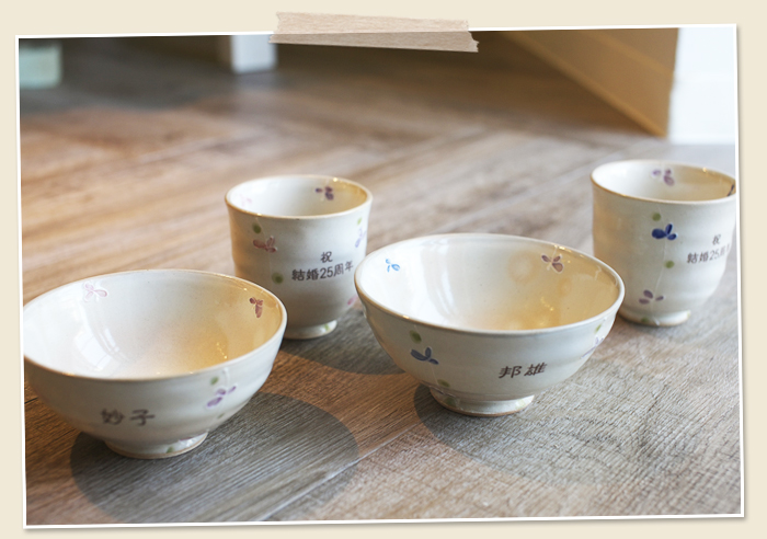 名入れの茶碗・湯呑み夫婦揃えは結婚記念日の記念品に人気！
